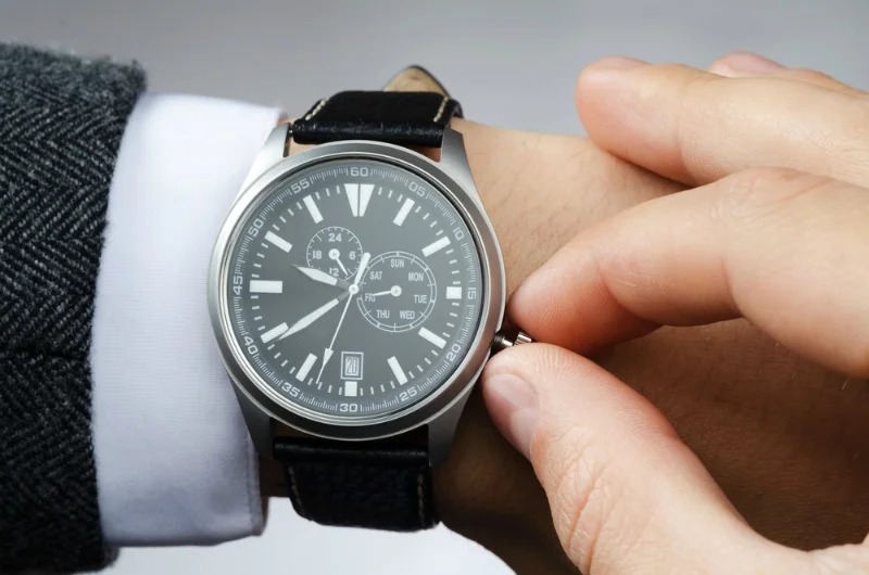 Setting up the time on watch