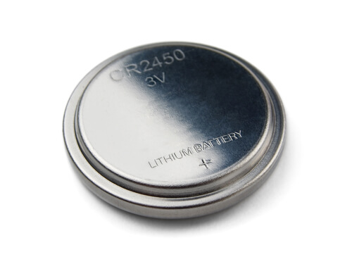 Lithium-Knopfzellenbatterie getrennt auf Weiß