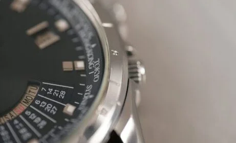 Primer plano del reloj de acero para hombre