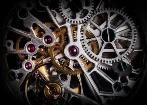 Primer plano del mecanismo de un reloj con joyas