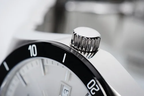 Primer plano de la brillante corona del reloj de los hombres