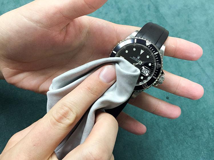 cleaning of a watch with a cloth