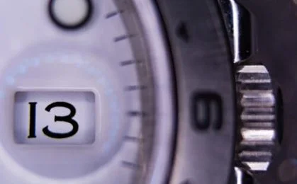 Vista macro de la esfera de un reloj con ventana de fecha.